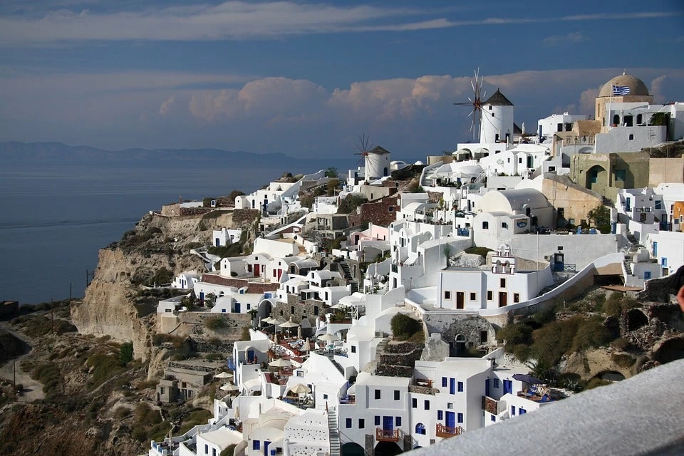 Το γνωρίζατε; Αυτός είναι ο λόγος που τα σπίτια στις Κυκλάδες βάφτηκαν υποχρεωτικά λευκά με διάταγμα (βίντεο)
